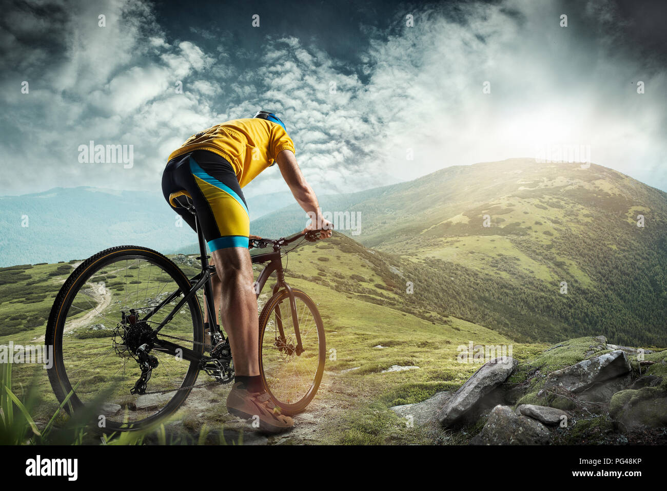 Le jeune homme en fit la conquête de la montagne sur un casque vélo. Le vélo, la nature, sport, vélo, randonnée, sport extrême, le mode de vie, d'aventure et de sport concept Banque D'Images