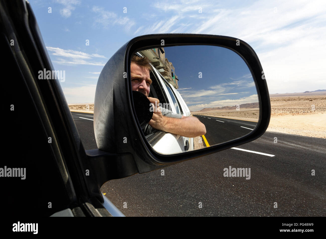 Le meilleur homme de prendre des photos dans le rétroviseur de voiture Banque D'Images