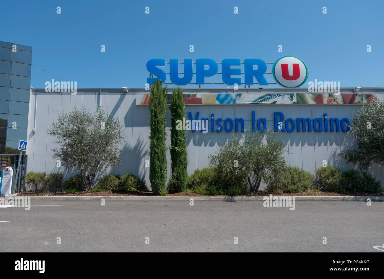 Supermarché Super U à l'extérieur de Vaison-la-Romaine dans le Vaucluse, Provence-Alpes-Côte d'Azur, dans le sud de la France. Credit : Malcolm Park/Alamy Banque D'Images