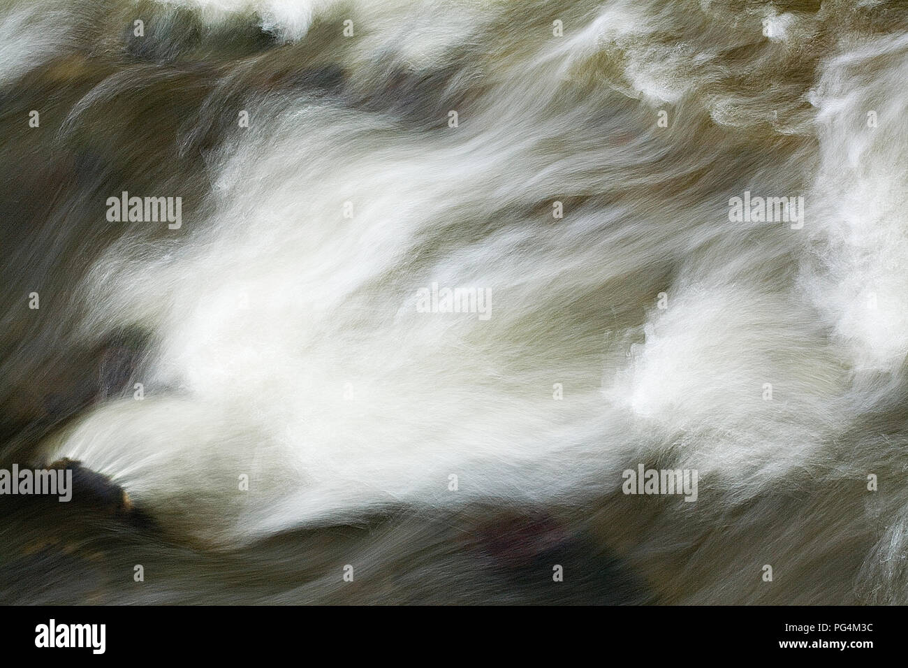 Les patrons de l'eau blanc dans la rivière qui coule rapidement Banque D'Images