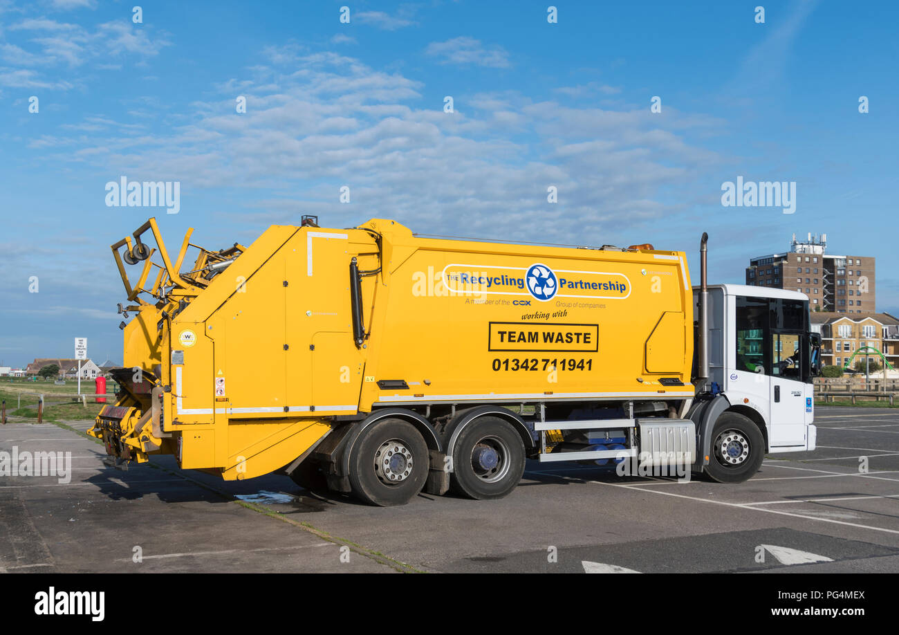 Les déchets de l'équipe du camion Sud Ltd, société de recyclage industriel commercial pour le recyclage des déchets dans le West Sussex, Angleterre, Royaume-Uni. Banque D'Images