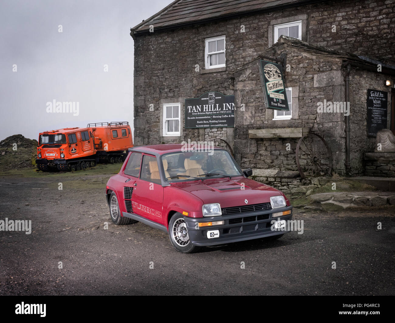 Renault 5 Turbo 2 à Tan Hill Tavern Pub plus 1732ft en Angleterre Banque D'Images