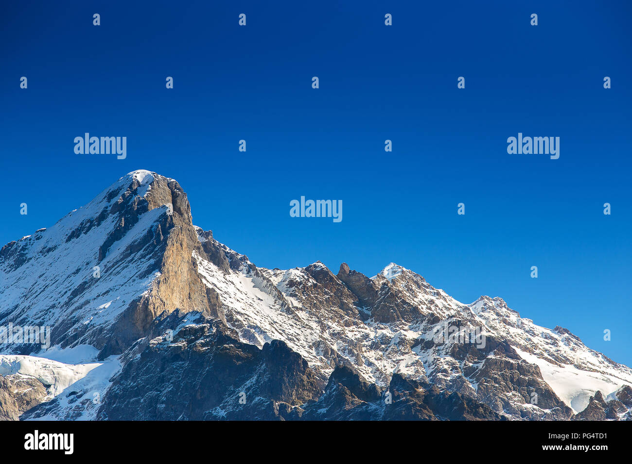 La couverture de neige blanche montagne Jungfrau pour skier avec ciel bleu clair à la Jungfrau, en Suisse en été Banque D'Images