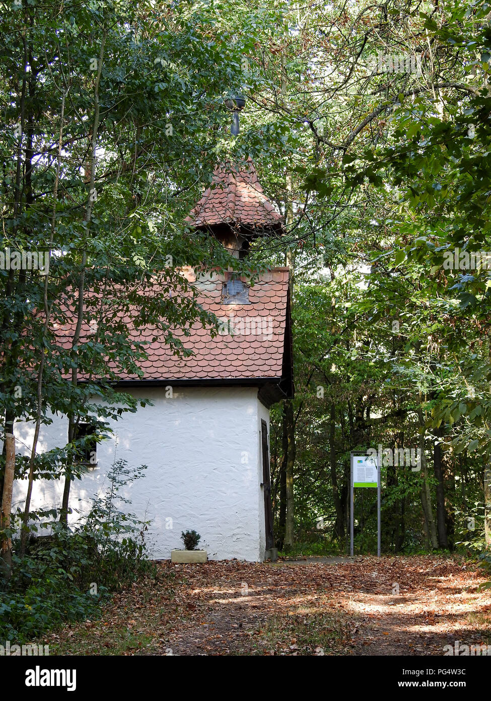 Vue extérieure de la chapelle dans les bois de Iphofen Bavière Banque D'Images