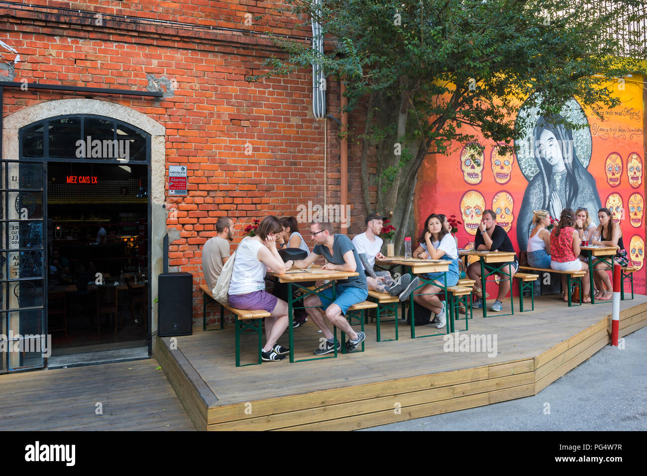 Restaurant en terrasse, LX Factory street market, Lisbonne, Portugal Banque D'Images