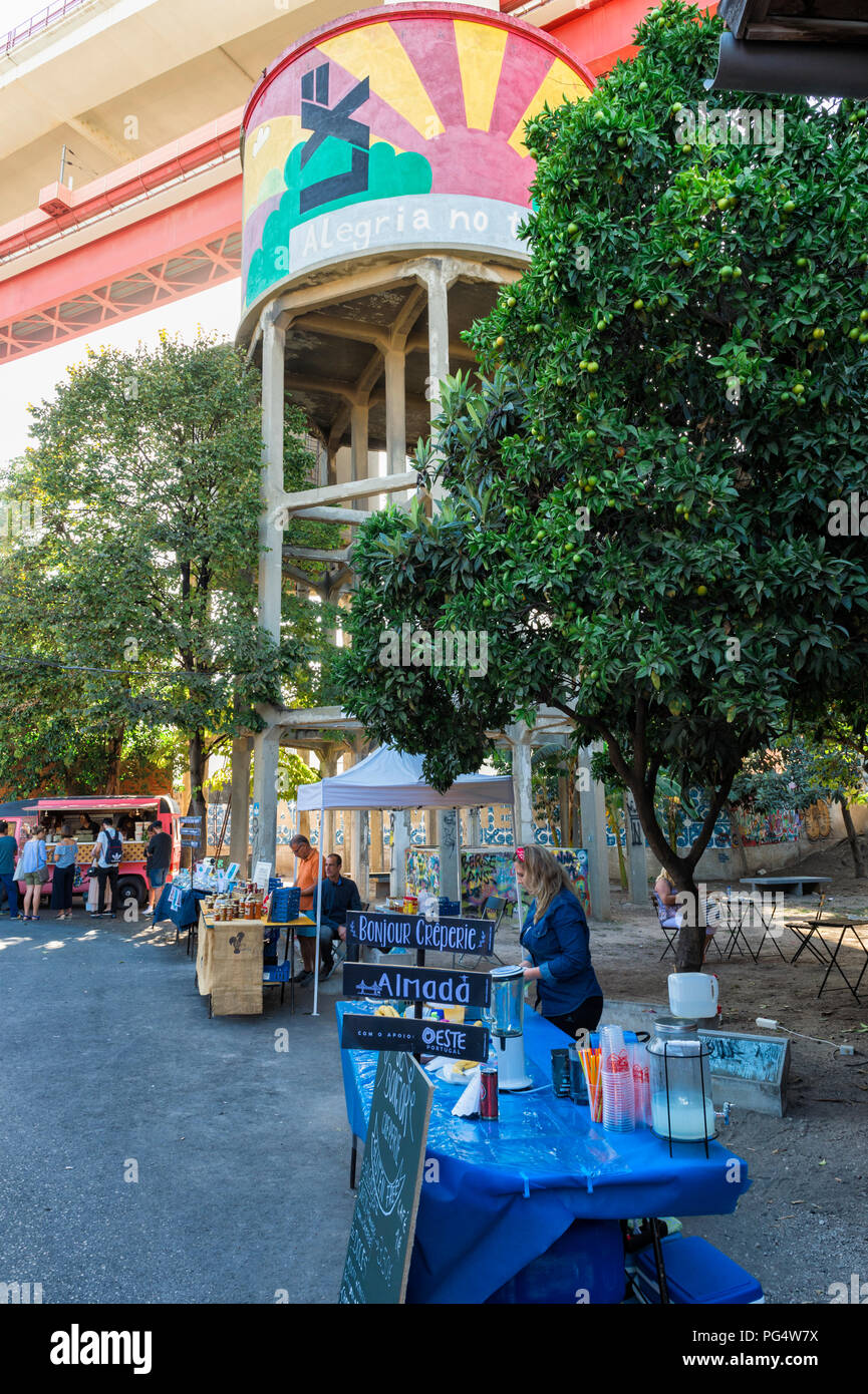 Femme vendant des crêpes sous le pont 25, LX Factory street market, Lisbonne, Portugal Banque D'Images