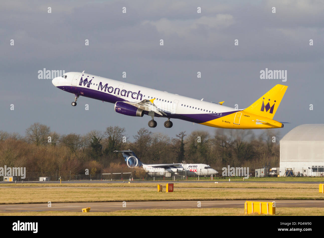 Airbus A321-231 Monarch décoller de l'aéroport de Manchester Banque D'Images