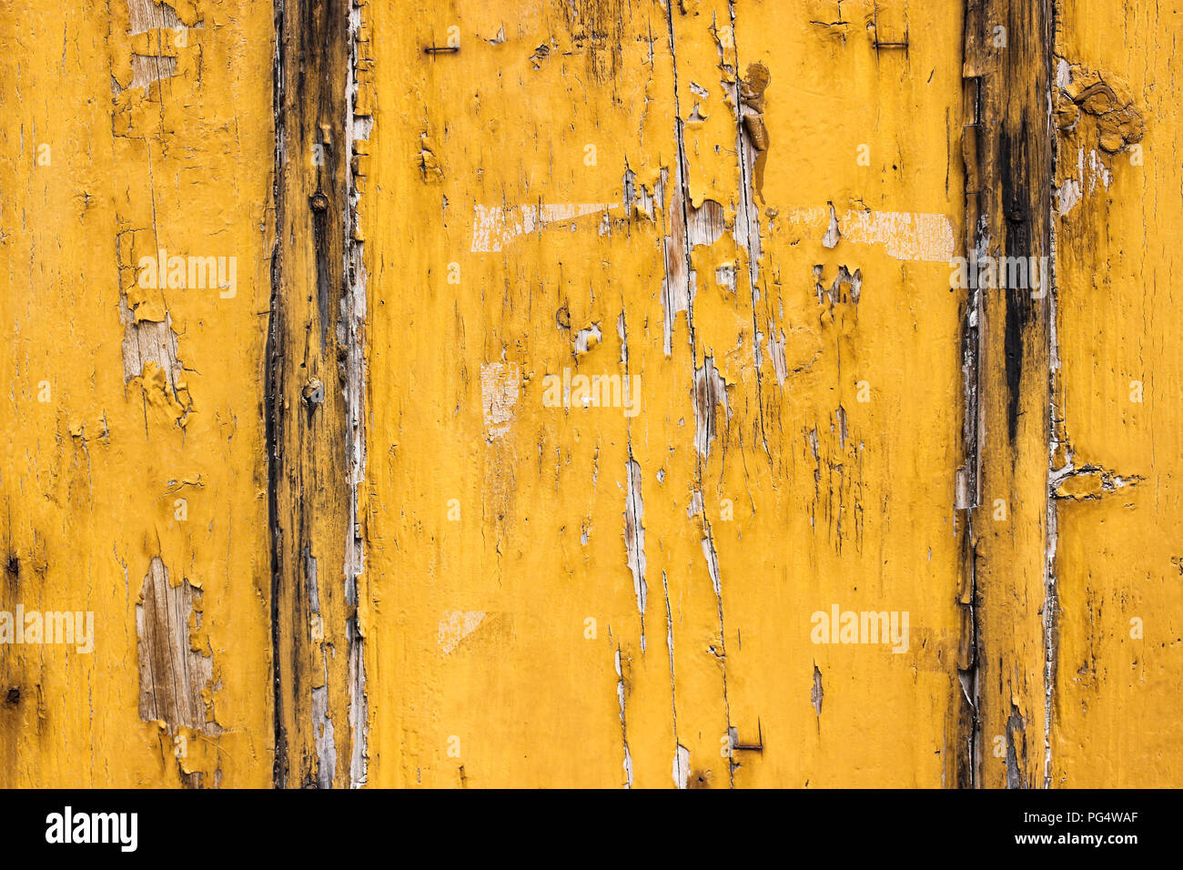 Détail de la vieille porte de bois de couleur jaune. Banque D'Images