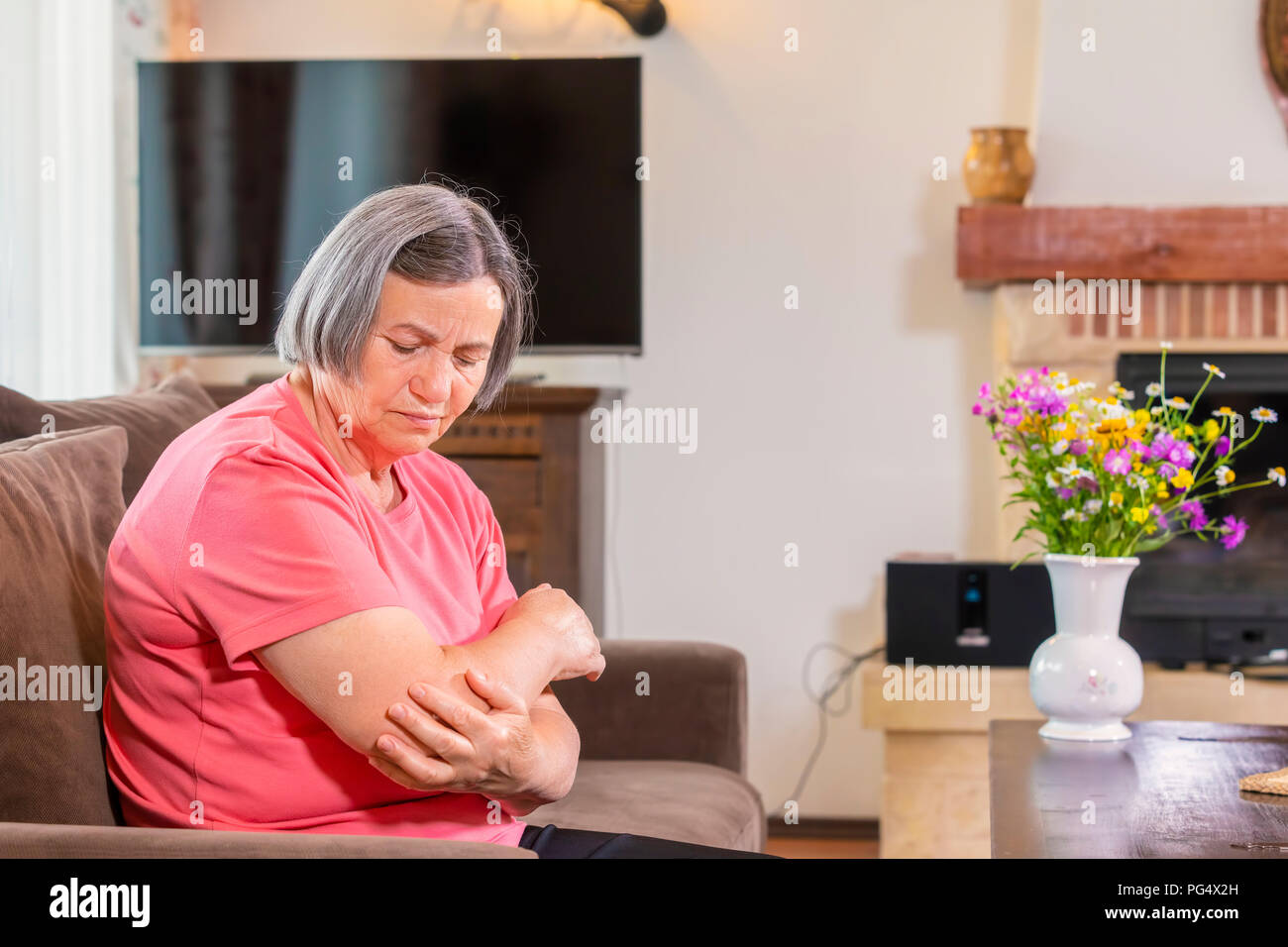 Hauts femme souffrant de douleurs dans la main à la maison. Problème de santé, de la vieillesse et les personnes concept Banque D'Images