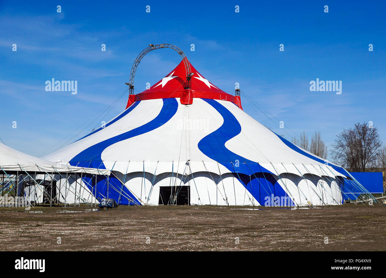 Un rayé bleu tente de cirque dans la nature verte Banque D'Images