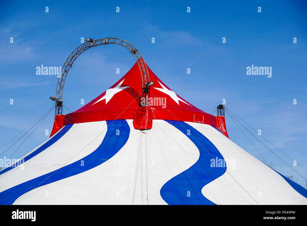 Un rayé bleu tente de cirque dans la nature verte Banque D'Images
