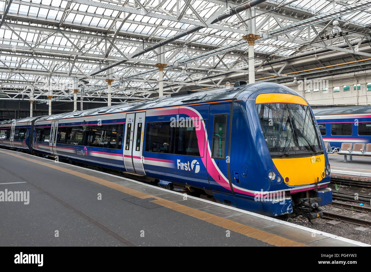 ScotRail class 170 Turbostar train de passagers en attente dans une gare ferroviaire au Royaume-Uni. Banque D'Images