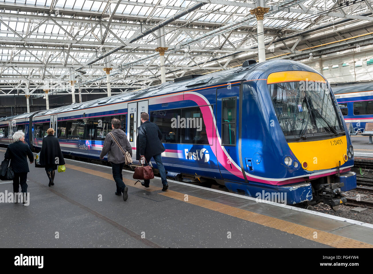 ScotRail class 170 Turbostar train de passagers en attente dans une gare ferroviaire au Royaume-Uni. Banque D'Images
