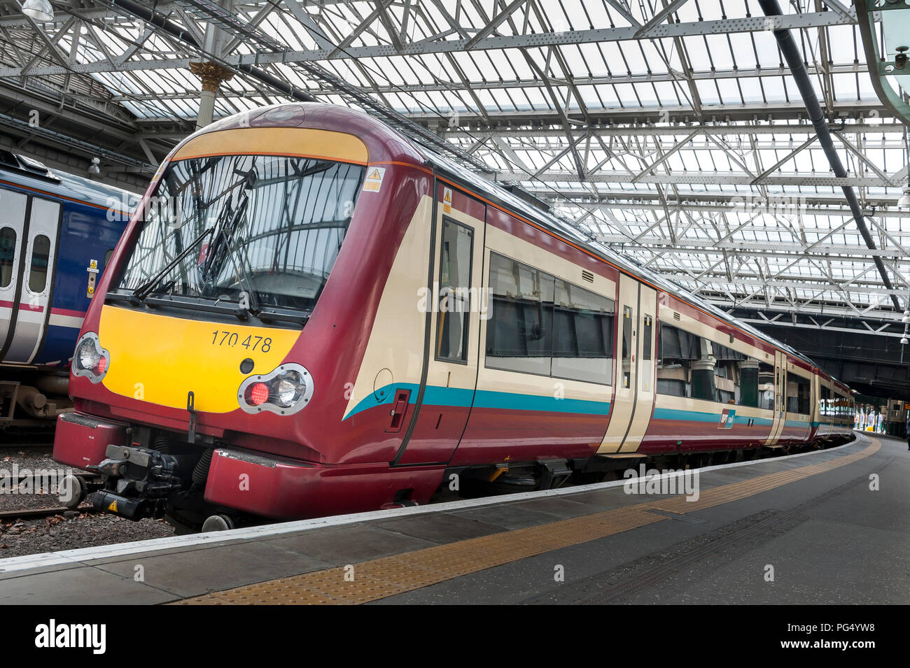 Le train de voyageurs de la classe 170 Turbostar dans Strathclyde Partenariat pour la livrée de transport en attente dans une gare ferroviaire au Royaume-Uni. Banque D'Images