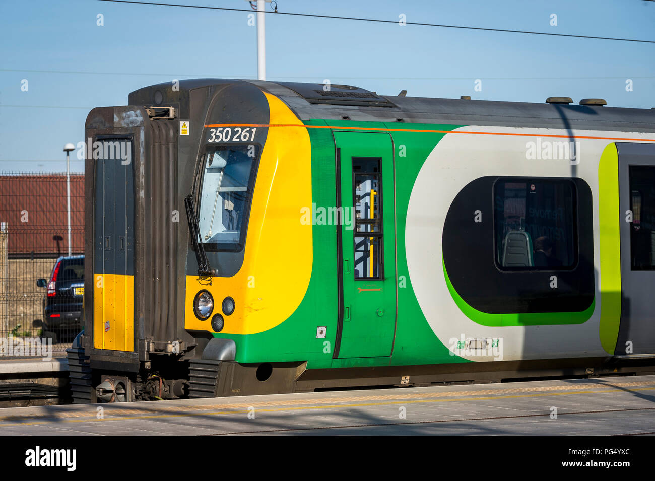 London Midland trains classe du train de voyageurs 350 en attente à la gare de Watford Junction sur la ligne de l'abbaye, Hertfordshire, Royaume-Uni. Banque D'Images