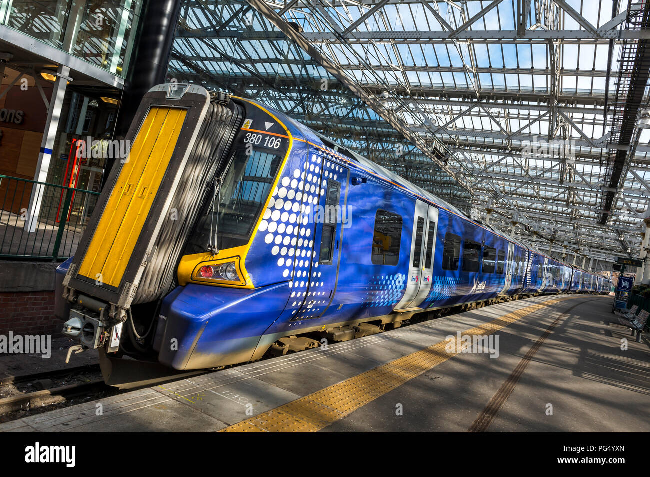 ScotRail Class 380 Desiro en attente de trains de voyageurs à la gare au Royaume-Uni. Banque D'Images