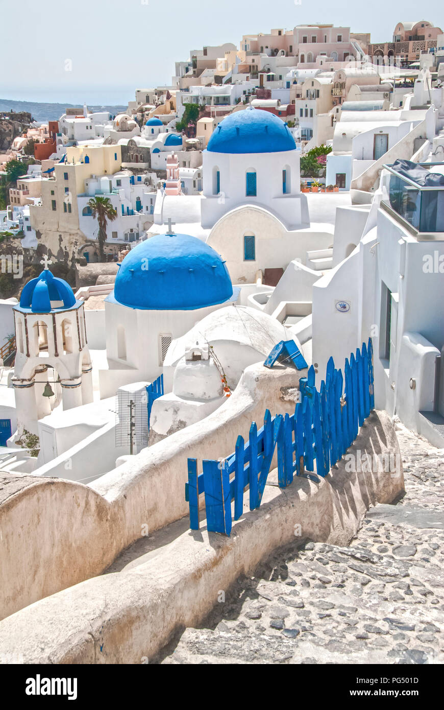 Oia Santorin églises au dôme bleu Agios Spyridon & Anastaseos Banque D'Images