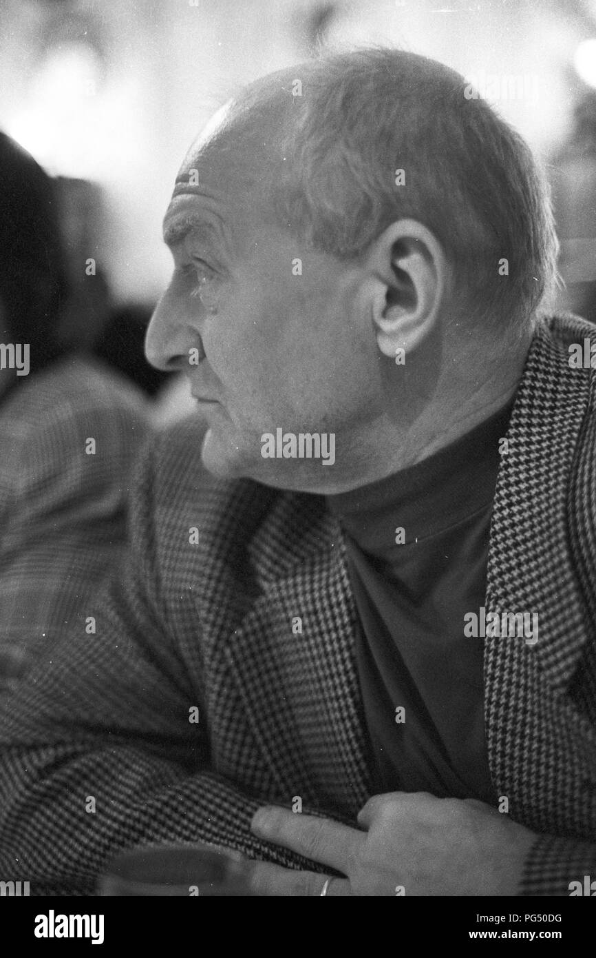 L'artiste tchèque Otakar Slavik lors d'une exposition de ses œuvres en Wiener Neustadt. Banque D'Images