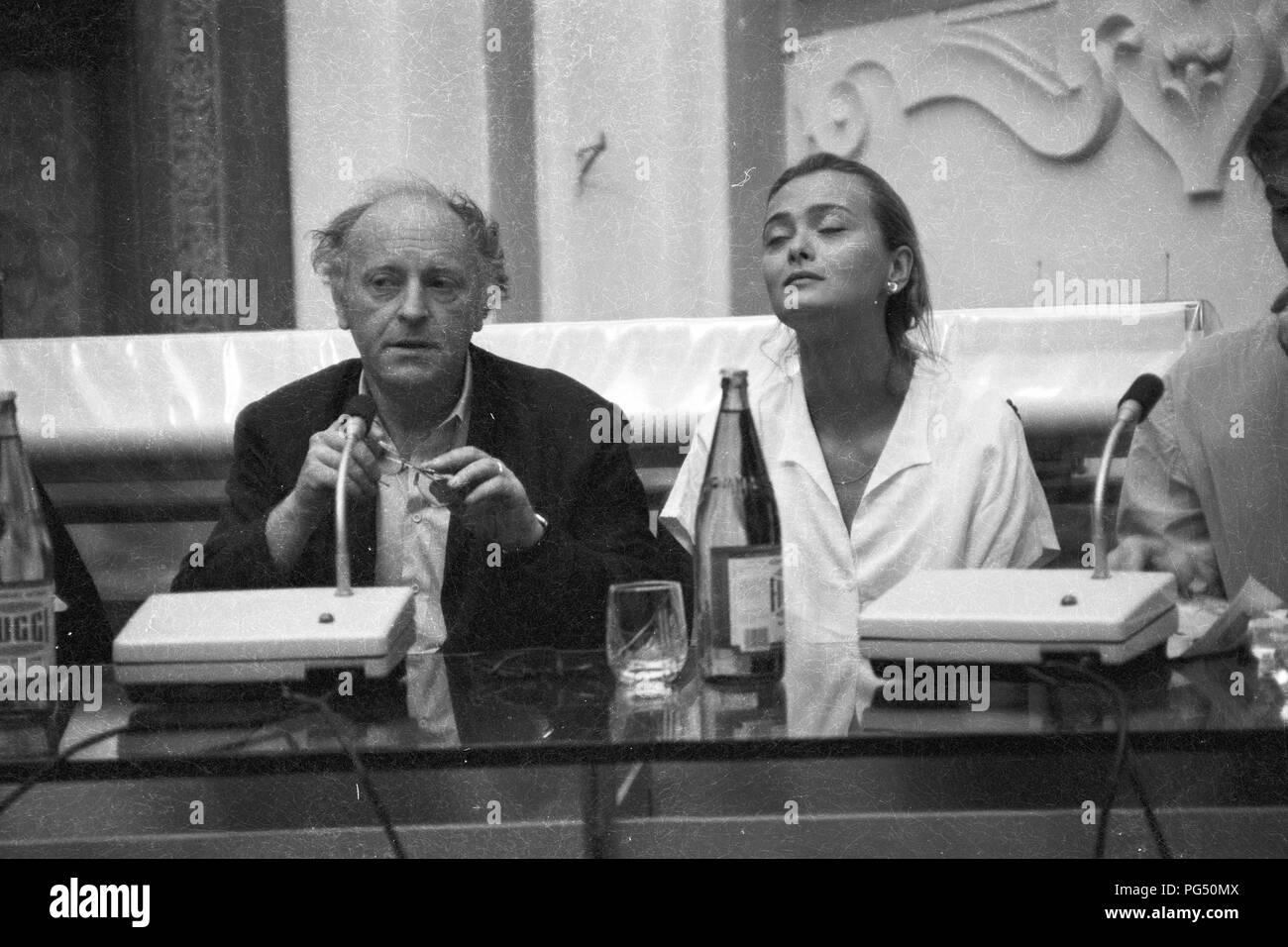 "Le poète russe Joseph Brodsky avec sa femme Maria Sozzani au cours d'une lecture dans une chapelle de Capri à l'occasion de l'attribution du prix littéraire ''Premio Capri''.' Banque D'Images