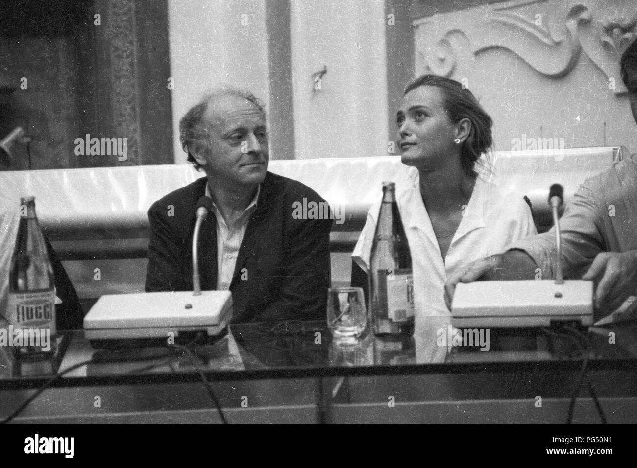 "Le poète russe Joseph Brodsky et son épouse Maria Sozzani au cours d'une lecture dans une chapelle de Capri à l'occasion de l'attribution du prix littéraire ''Premio Capri''.' Banque D'Images