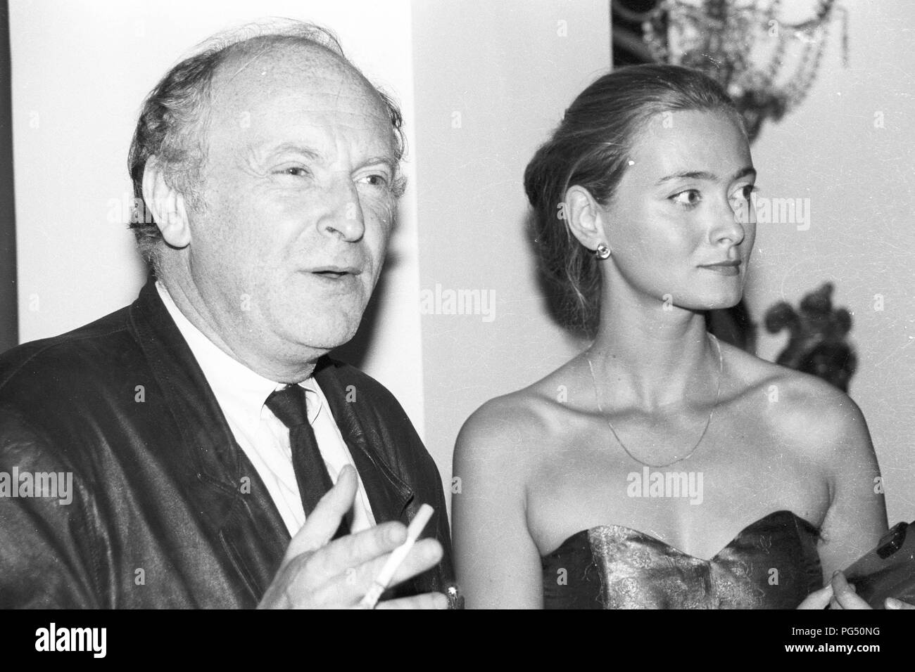 "Le poète russe Joseph Brodsky et son épouse Maria Sozzani à l'attribution du prix ''Premio Capri'' à Capri en 1990." Banque D'Images