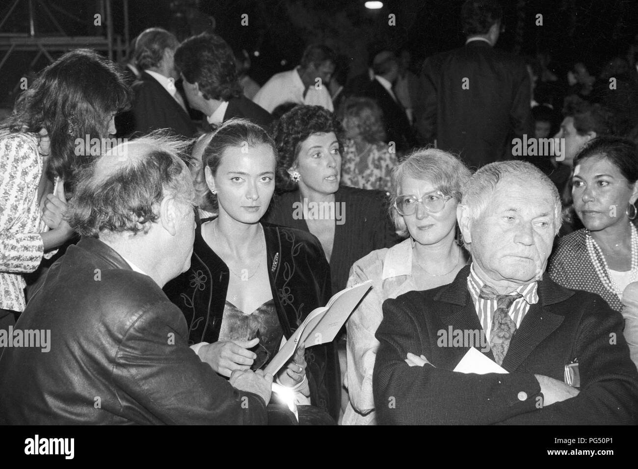 "Le poète russe Joseph Brodsky (l.), l'épouse de Brodsky Maria Sozzani (derrière Brodsky), le traducteur Susanna Roth (à côté de Sozzani) et l'écrivain tchèque Bohumil Hrabal (r.) lors de la présentation du prix littéraire ''Premio Capri'' en 1990." Banque D'Images