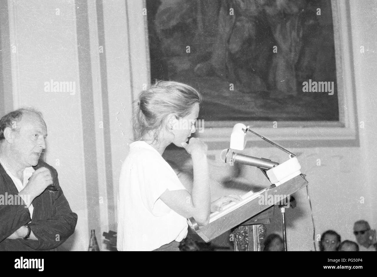 "Le poète russe Joseph Brodsky et son épouse Maria Sozzani à l'attribution du prix ''Premio Capri'' à Capri en 1990." Banque D'Images