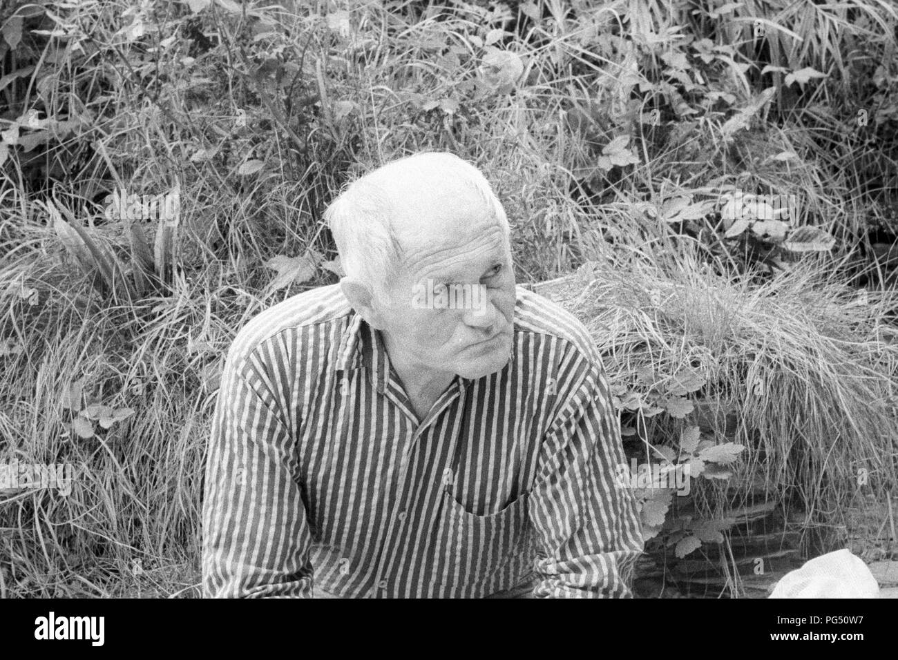 L'auteur tchèque Bohumil Hrabal dans le jardin de la maison de Josef Jira dans Mala Skala. Banque D'Images