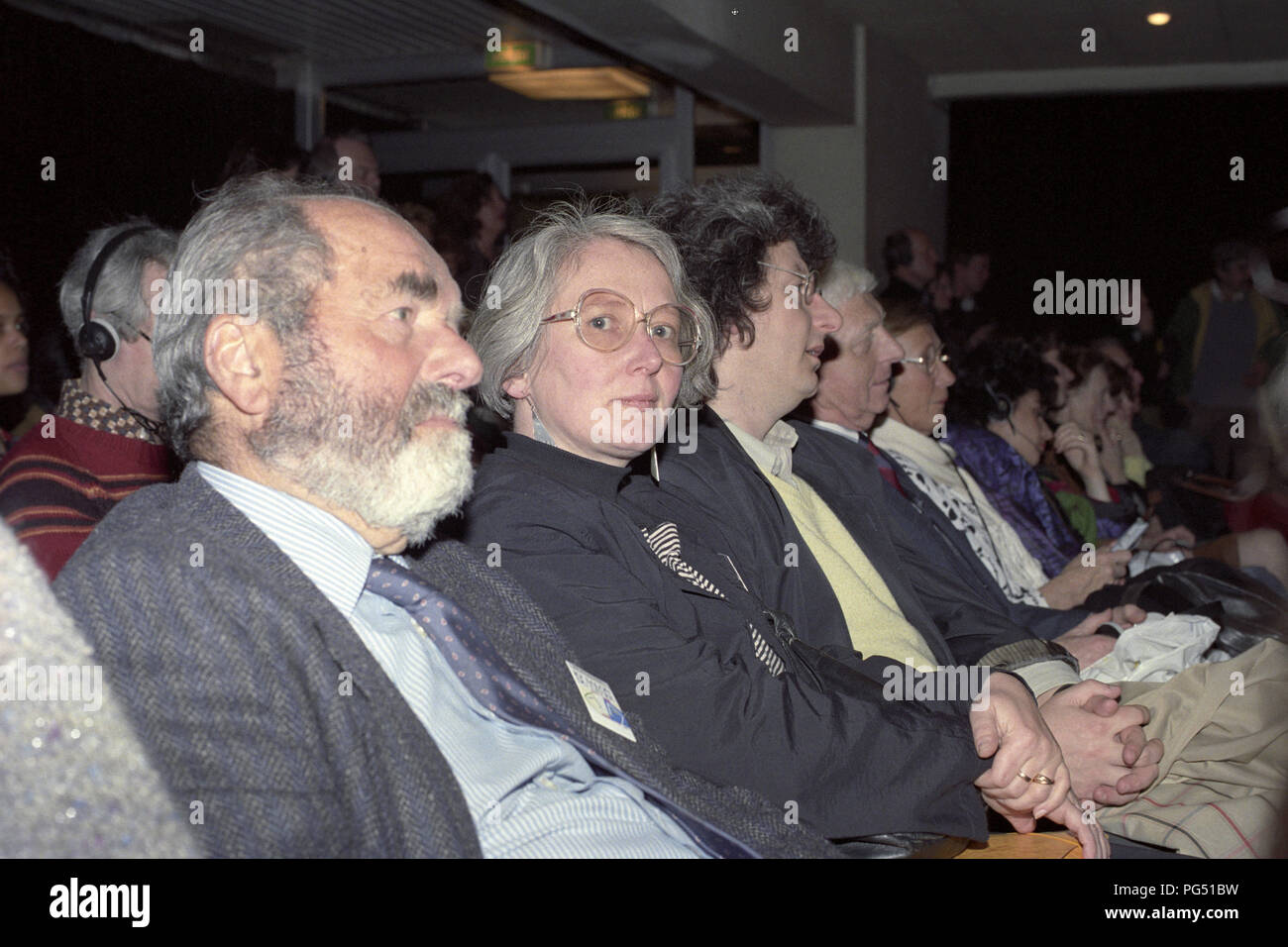 Discussion en groupe à la Foire du livre de Paris. Dans l'auditoire assis (de gauche) Pavel Tigrid, Susanna Roth et Peter Esterhazy. Banque D'Images