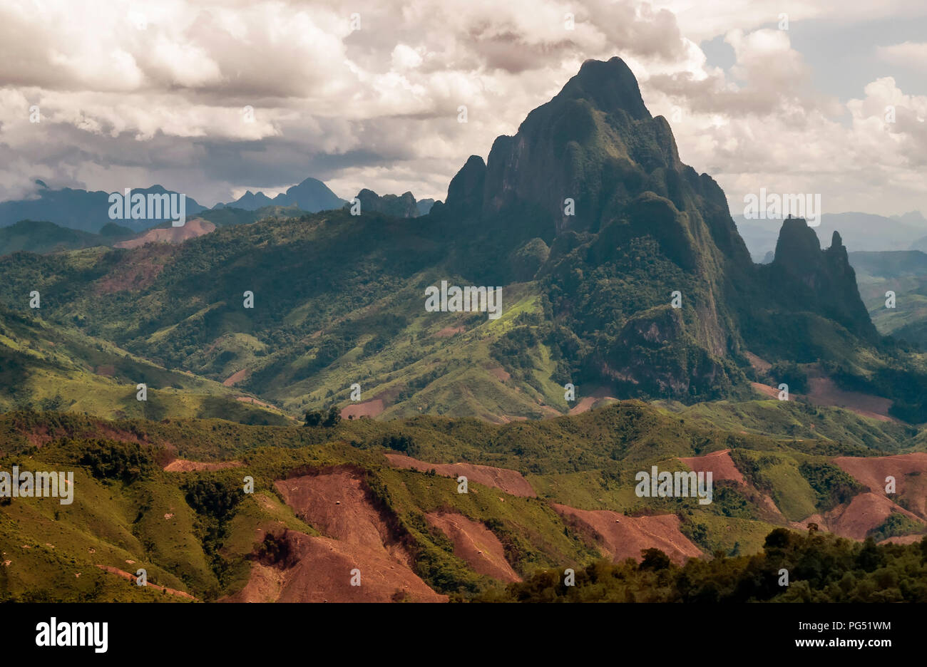 Panorama du centre du Laos avec les montagnes les plus élevées et un ciel dramatique dans l'arrière-plan Banque D'Images
