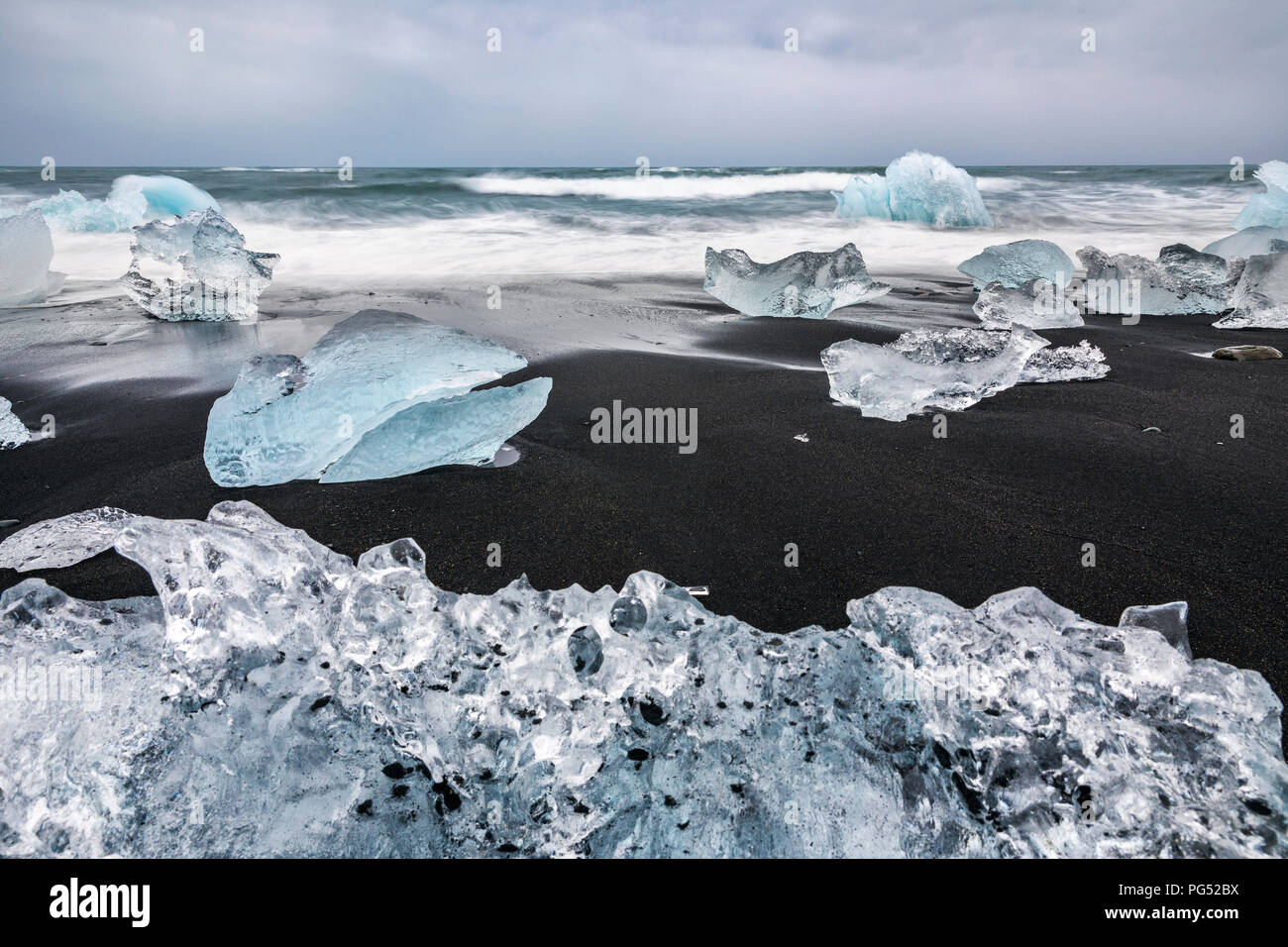 Iceblocks sur la plage de sable noir, glacier Jökulsárlón Banque D'Images