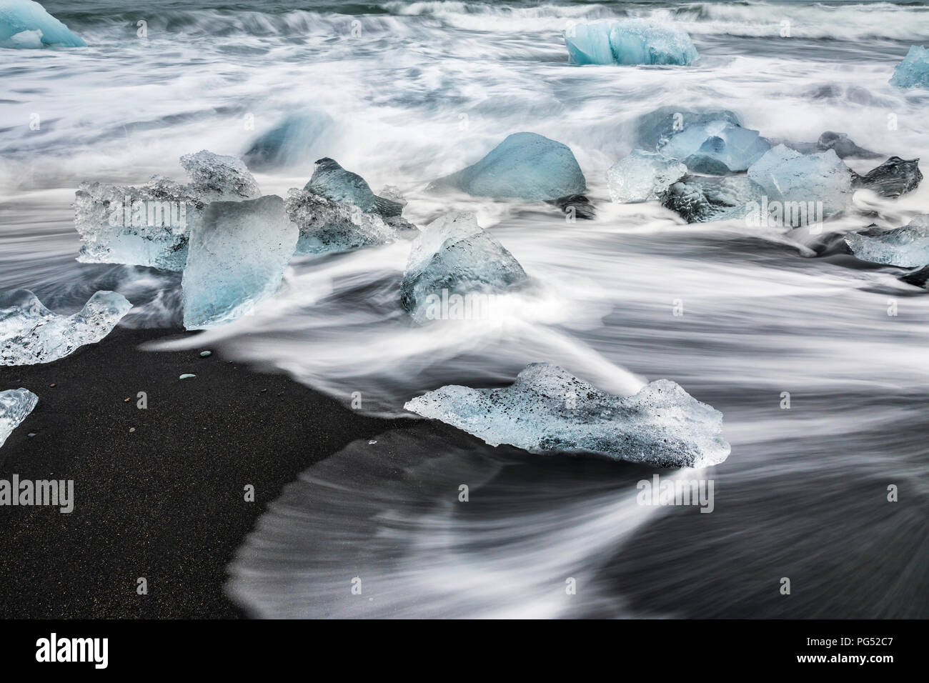 Iceblocks sur la plage de sable noir, glacier Jökulsárlón Banque D'Images