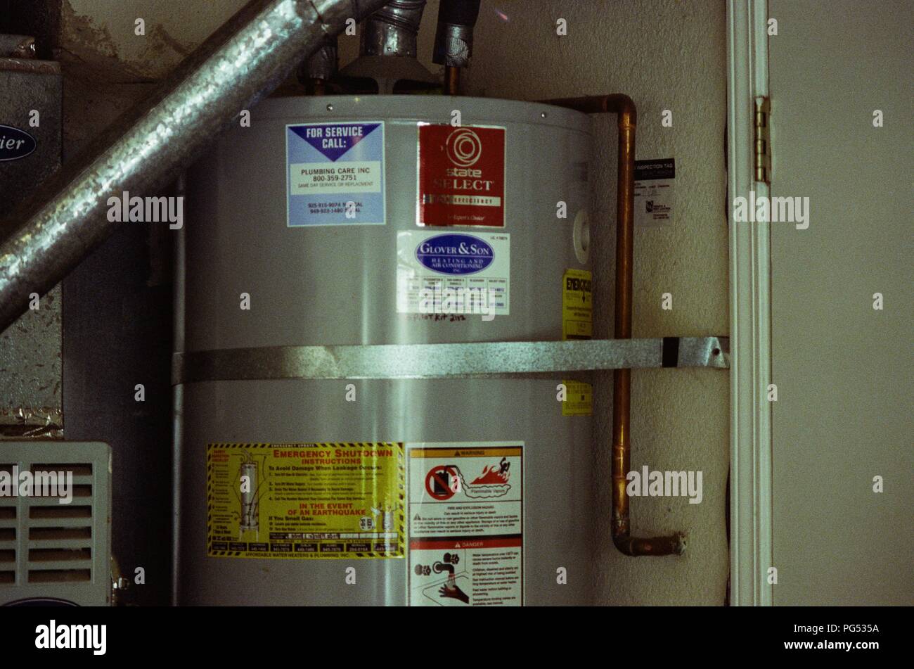 Dans la région de la baie de San Francisco, un lieu d'activité sismique, un quartier résidentiel chauffe-eau est relié à la paroi à l'aide d'un dispositif de retenue en métal pour empêcher l'appareil de basculer en cas de tremblement de terre, San Ramon, Californie, le 5 mars 2018. () Banque D'Images