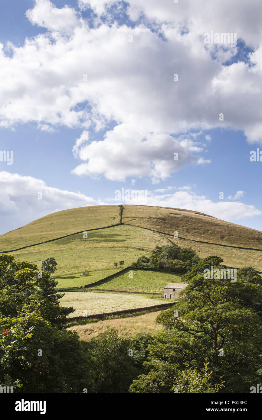 Scène rurale anglaise de champs, séparés par des murs en pierre sèche sur une colline dans la vallée de Edale, Derbyshire, Royaume-Uni Banque D'Images