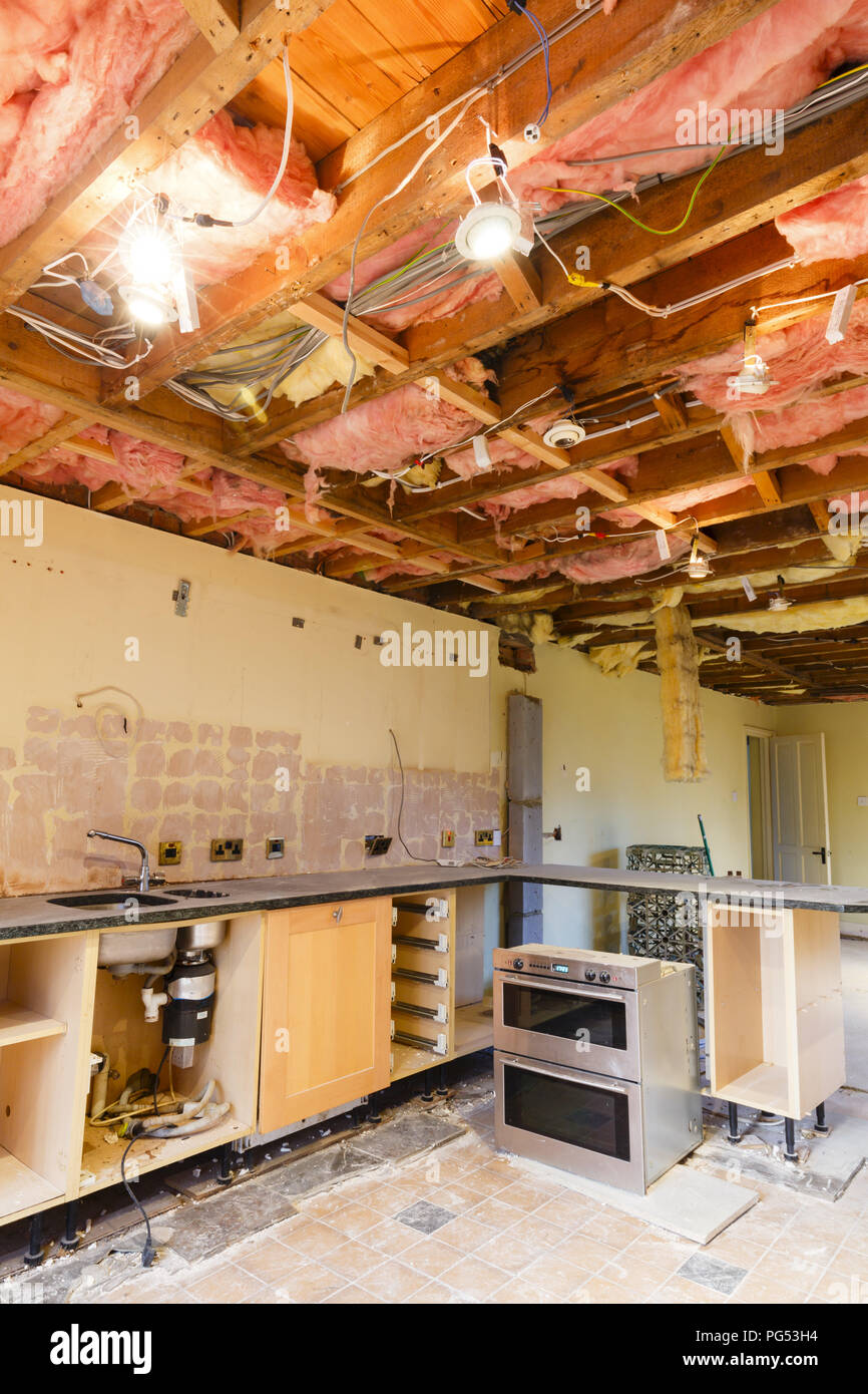 Rénovation accueil scène avec un plafond cuisine ripout avant une remise en état et mise en place de cuisine Banque D'Images