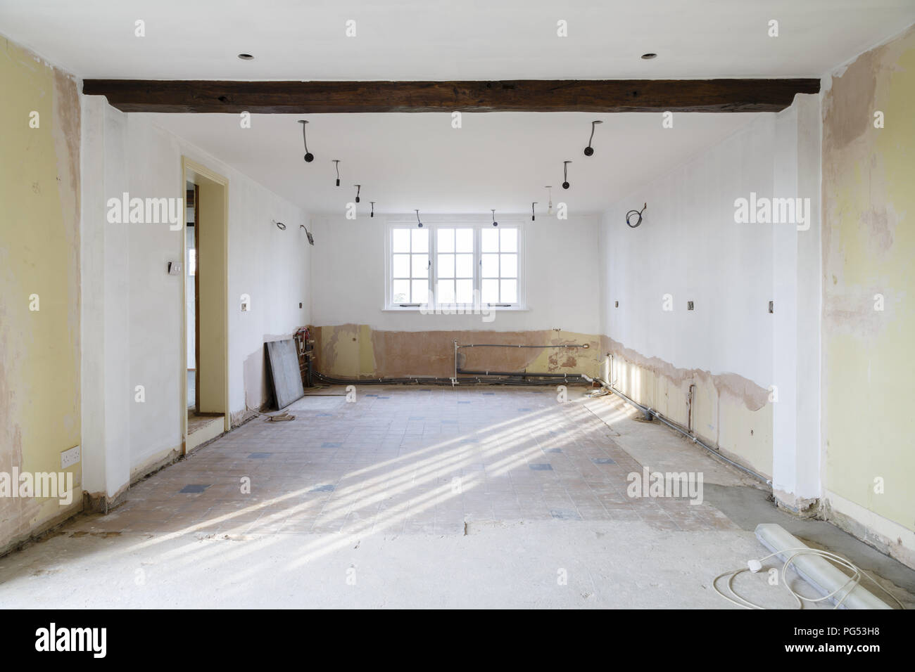 Salle vide dans une vieille maison en rénovation, rénovation et décoration, en préparation d'une cuisine reposer Banque D'Images