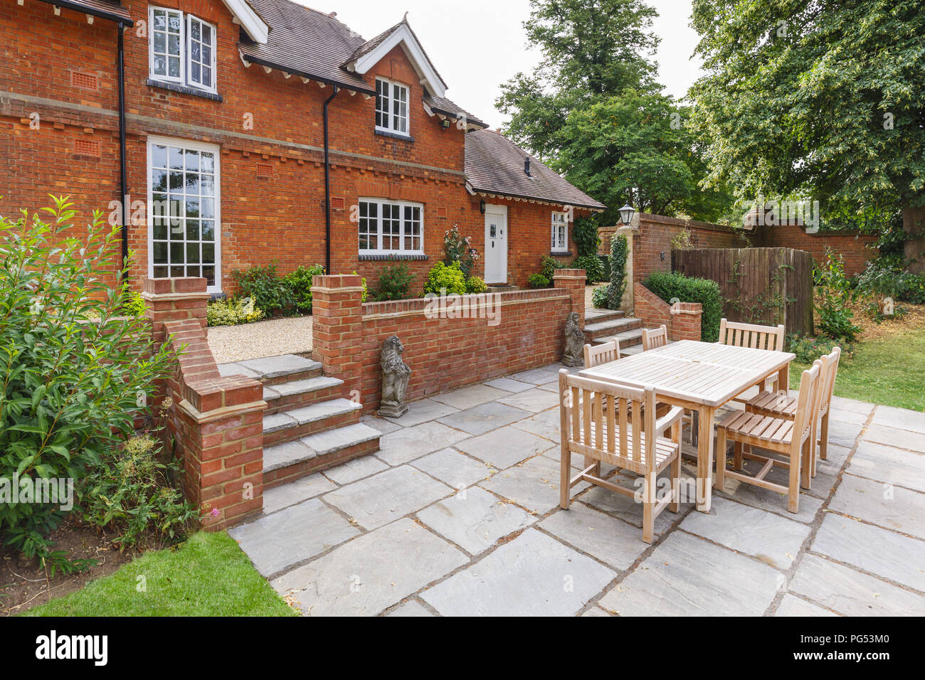 Grande maison victorienne historique doté d'un jardin anglais et un patio avec des meubles en bois. Le Buckinghamshire, Royaume-Uni Banque D'Images