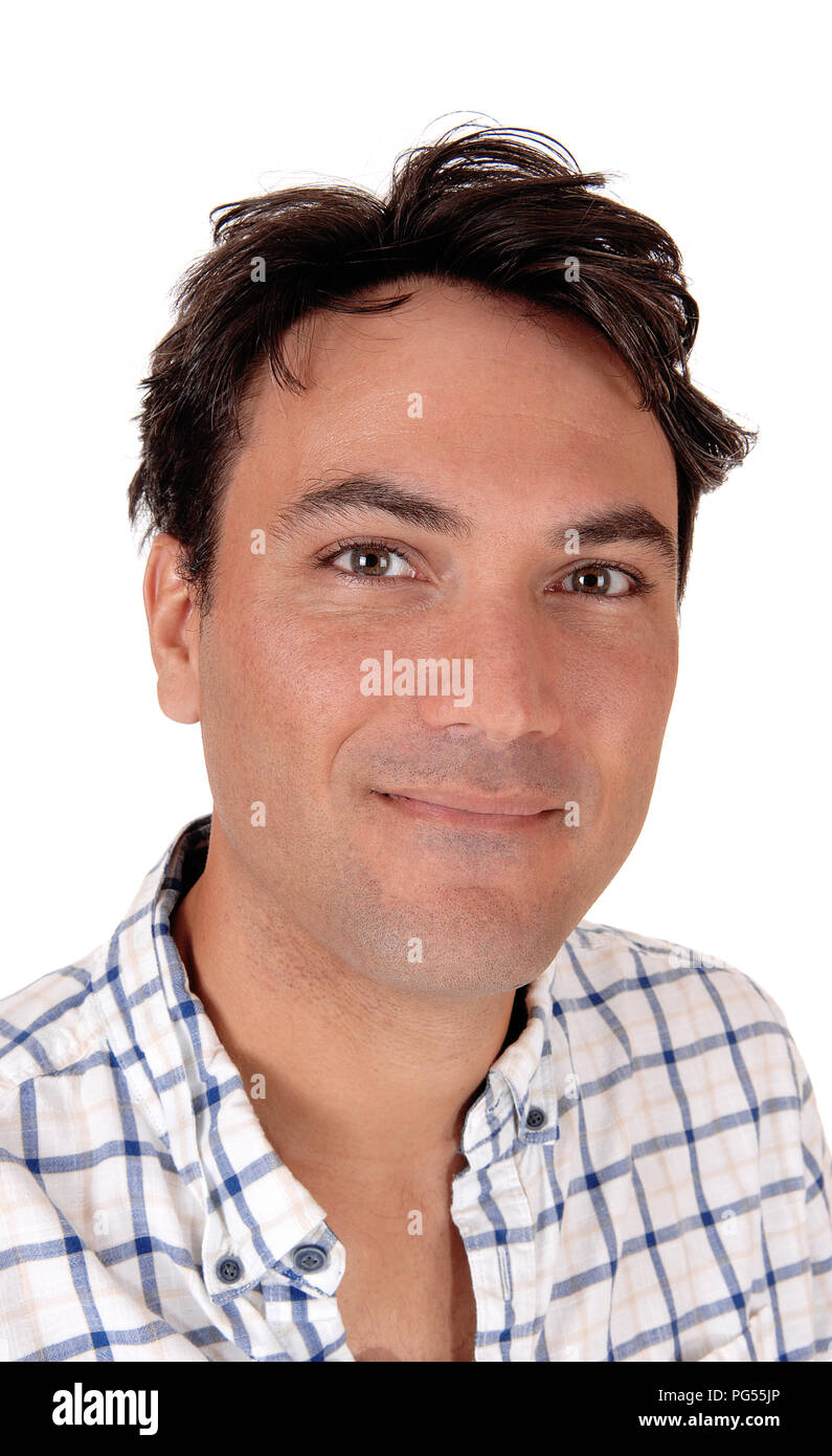 Closeup portrait d'une image d'un jeune mans tête avec les cheveux noirs courts dans une chemise à carreaux, isolée pour fond blanc Banque D'Images