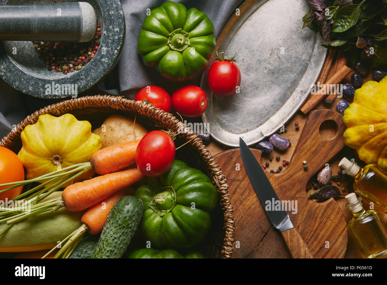 Fiche Modèle avec des légumes frais et des ustensiles de cuisine sur la table en bois Banque D'Images