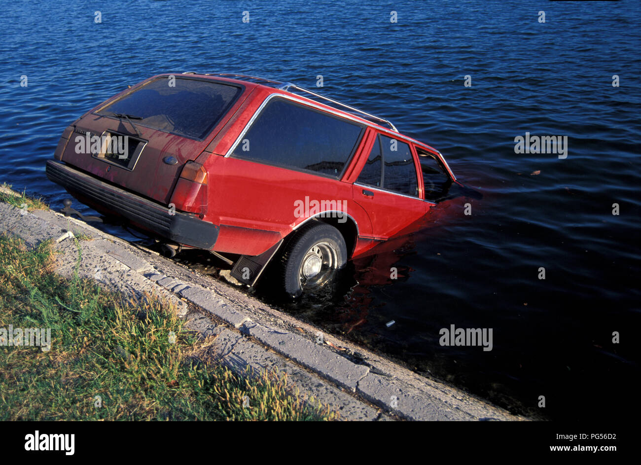 STATION WAGON ROUGE VÉHICULE EN PARTIE SUBMERGÉ DANS UNE RIVIÈRE EN NOUVELLE GALLES DU SUD, AUSTRALIE Banque D'Images