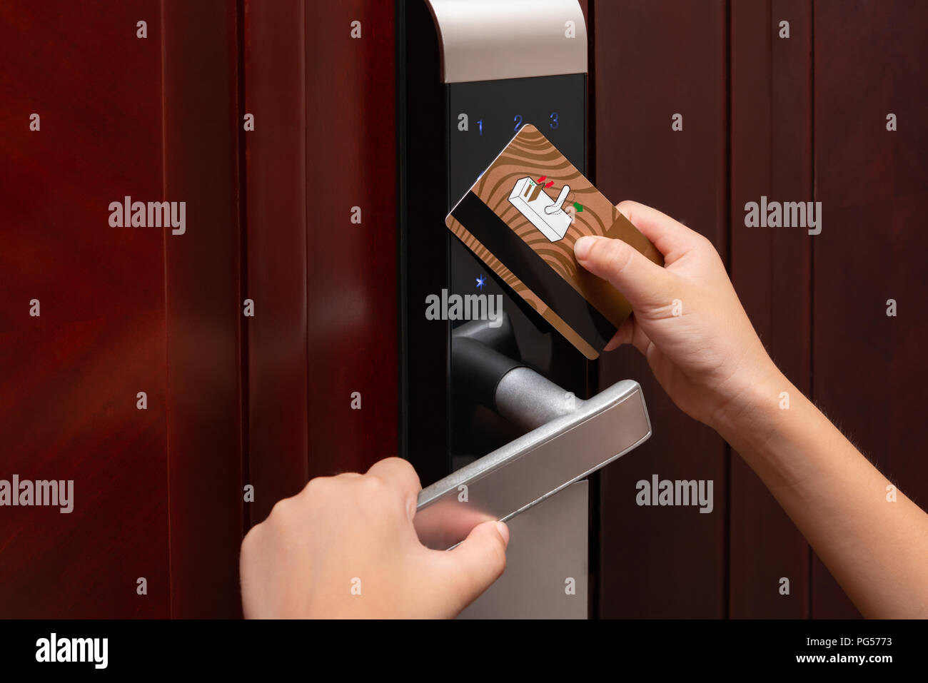 Kid l'ouverture d'une serrure électronique par carte de sécurité Banque D'Images