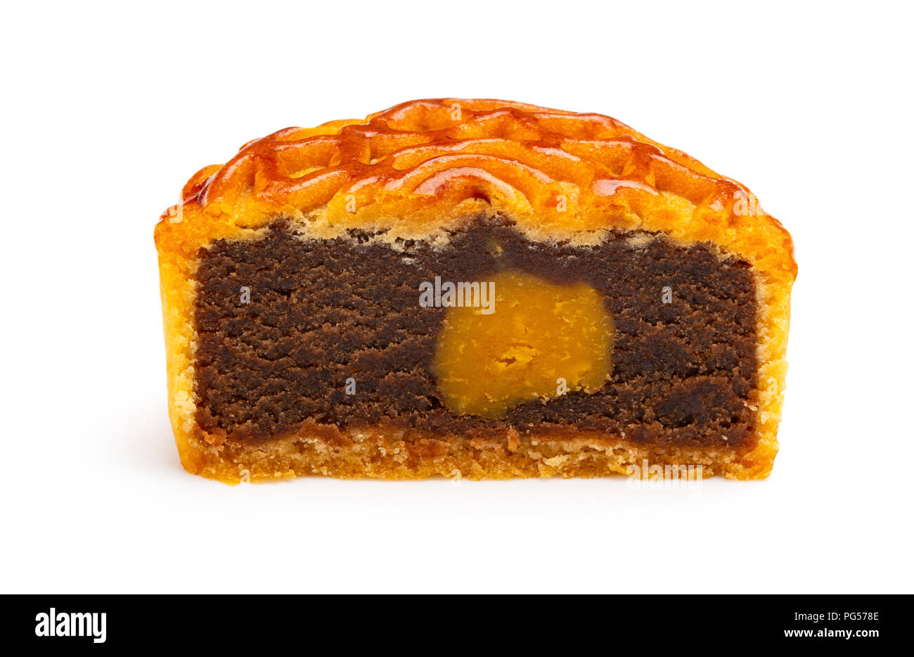 Vue côté mooncake traditionnel chinois coupé pour célébrer la Journée d'automne du milieu Banque D'Images