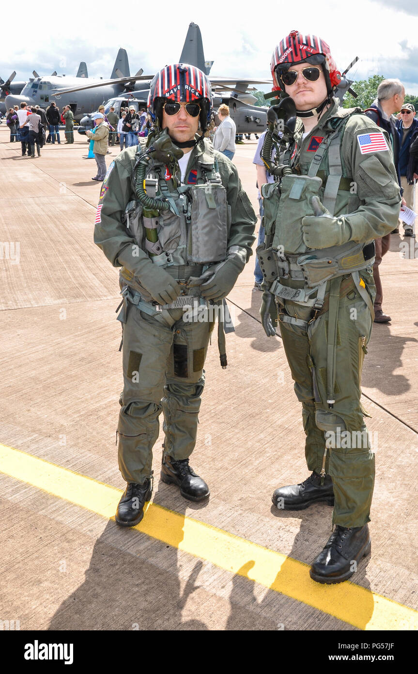 Cosplay Maverick et Goose de Top Gun au Royal International Air Tattoo riat RAF Fairford, Royaume-Uni. Pilotes déguisés, combinaisons de pilotage, avions Banque D'Images