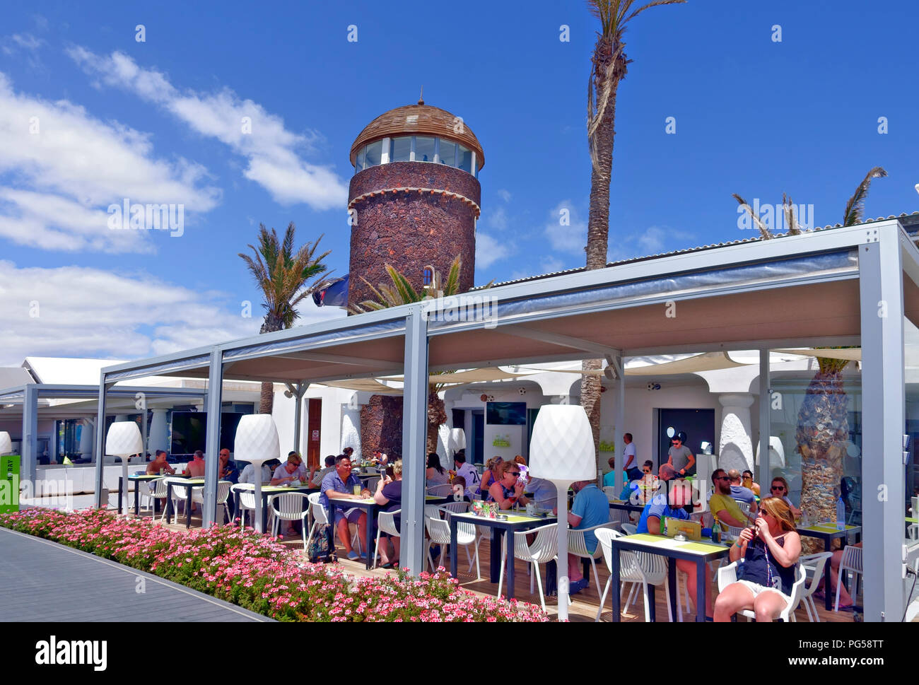 Bar et restaurant donnant sur le port d'El Castillo de Caleta de Fuste, Fuerteventura, Îles Canaries, Espagne Banque D'Images