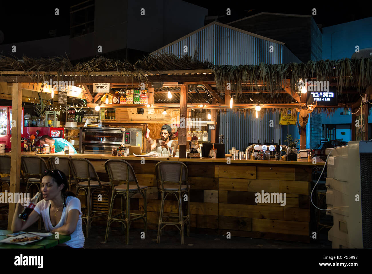 Tel Aviv Pizza Bar de Nuit Banque D'Images