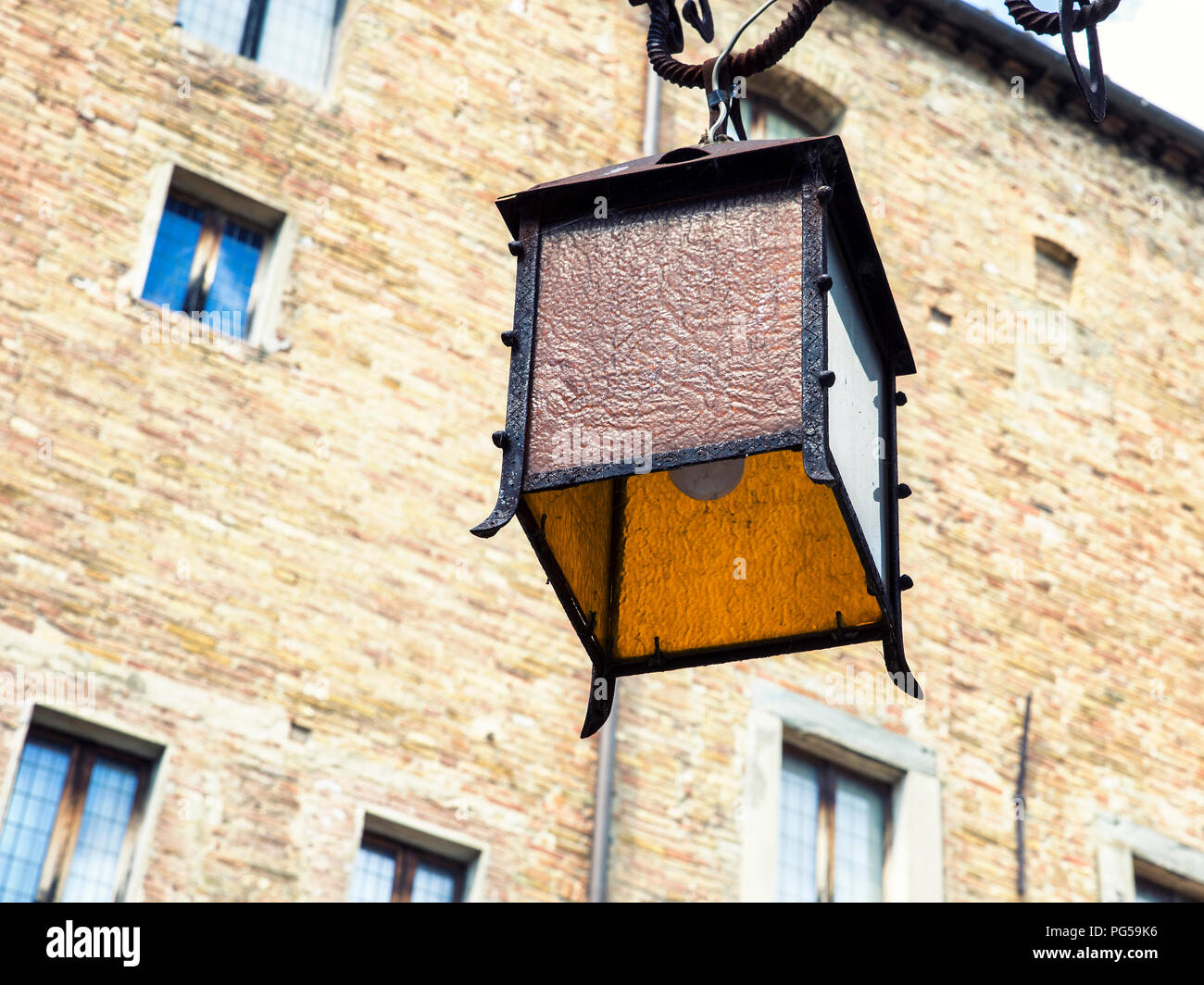 Close up lampe fer rustique en plein air hunging Banque D'Images
