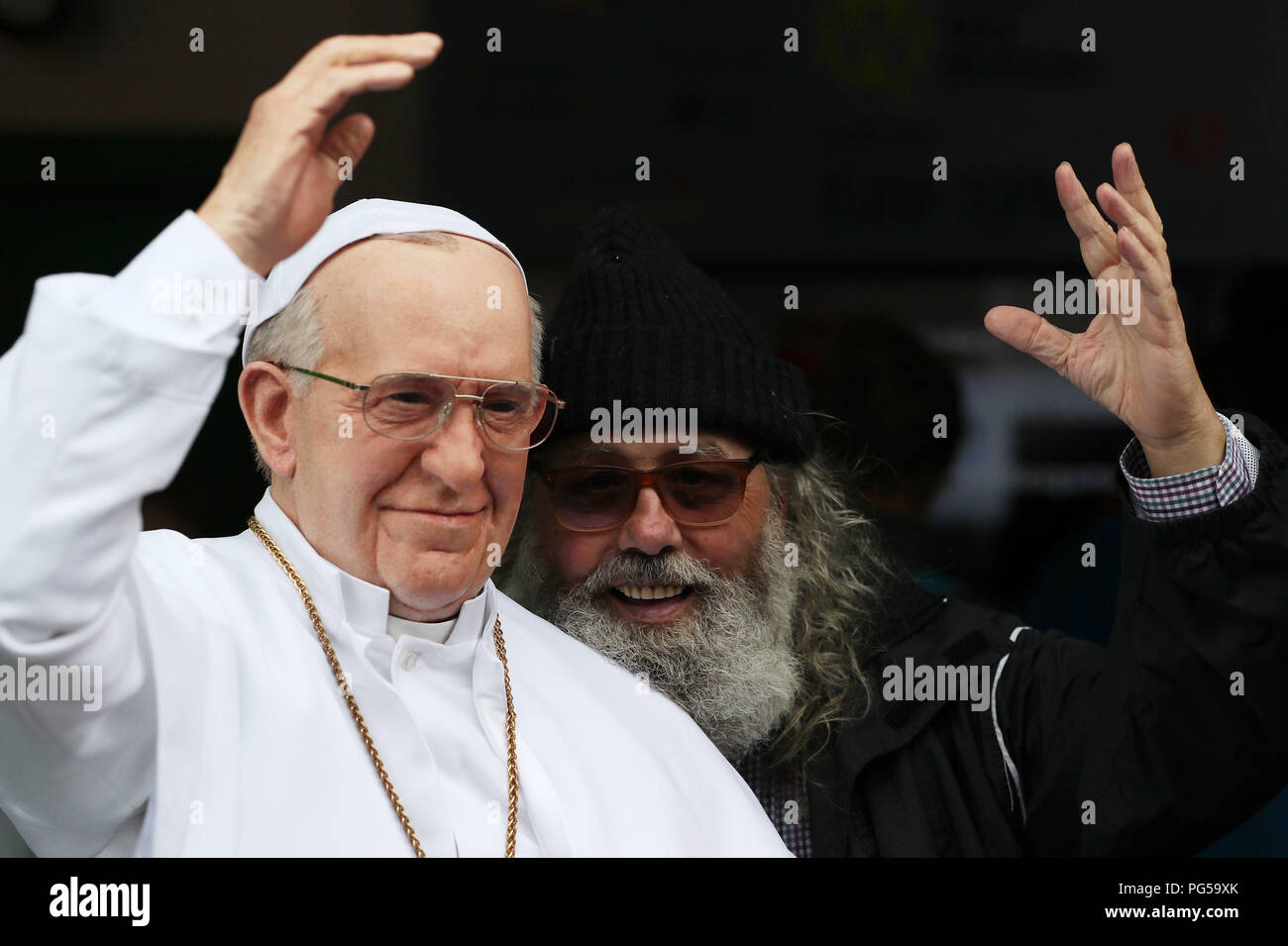 Aidan Walsh pose pour des photos avec une œuvre de cire récemment dévoilée du Pape François au Musée national de cire plus de Dublin, où ils ont également dévoilé un Pope Mobile original 1979 récemment rénové avant la visite du Pape François en Irlande. Banque D'Images
