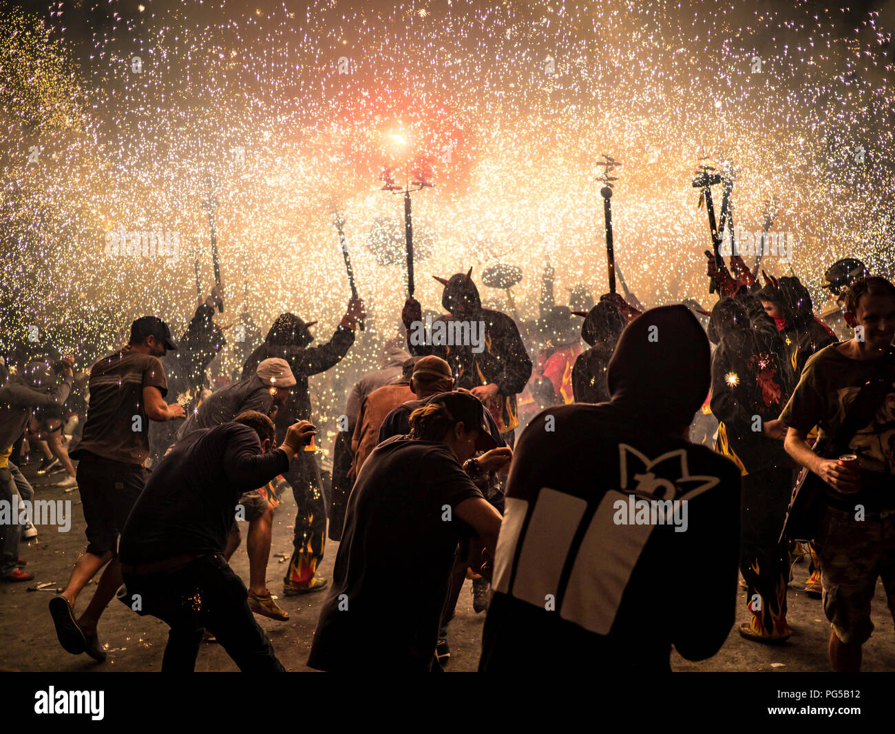 Barcelone, Espagne. 22 août 2018 - Les gens célébrant dans le feu Exécutez 'Correfoc' rituel dans Gracia Festival de Barcelone Banque D'Images