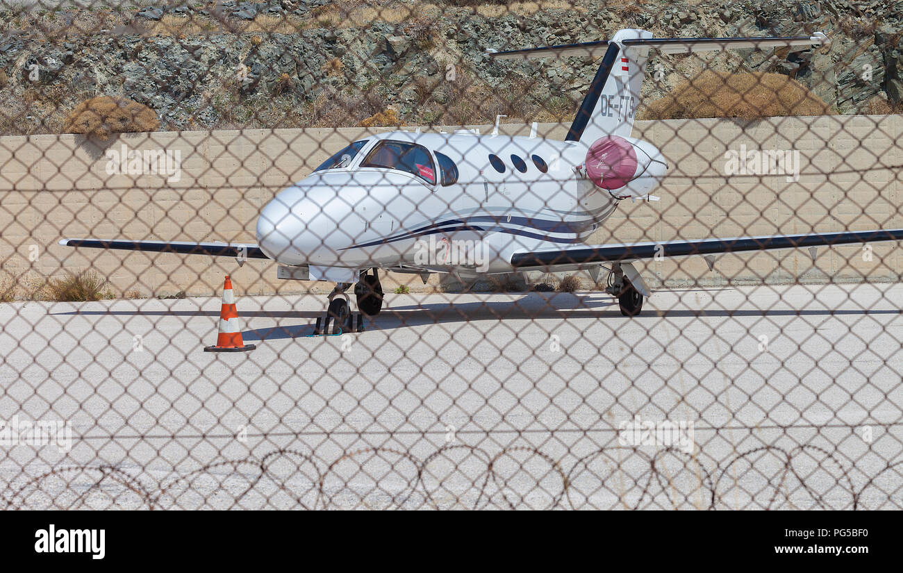 Hermoupolis Airport : 23 août . Petit avion privé stationné dans les aéroports parking derrière les barbelés. Hermoupolis Août 23,2018, Syros, Grèce. Banque D'Images