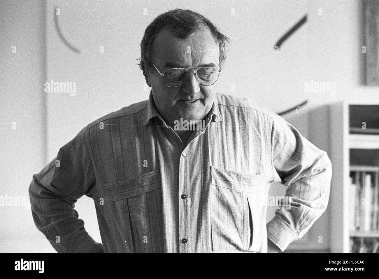 Le peintre tchèque Zdenek Sykora dans son studio à Louny. Sykora utilisé un ordinateur pour la composition d'arrangements de ses tableaux, qu'il a ensuite été transférée à la toile à l'acrylique. À partir de 1966, il est chargé de cours à l'Université Charles à Prague. Banque D'Images